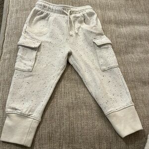 3T cargo jogger/sweatpants with pockets & drawstrings